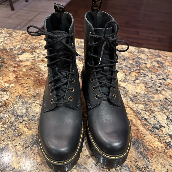 NWOT Women’s dr martens size 7 - Picture 3 of 7
